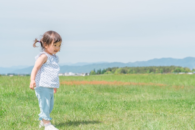 公園で遊ぶ子ども