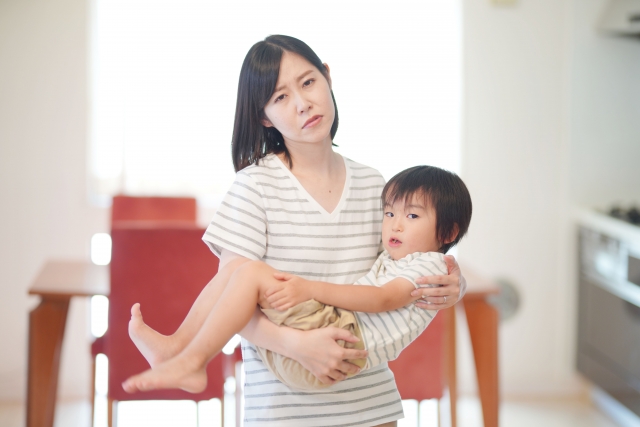 子どもを抱きかかえるお母さん